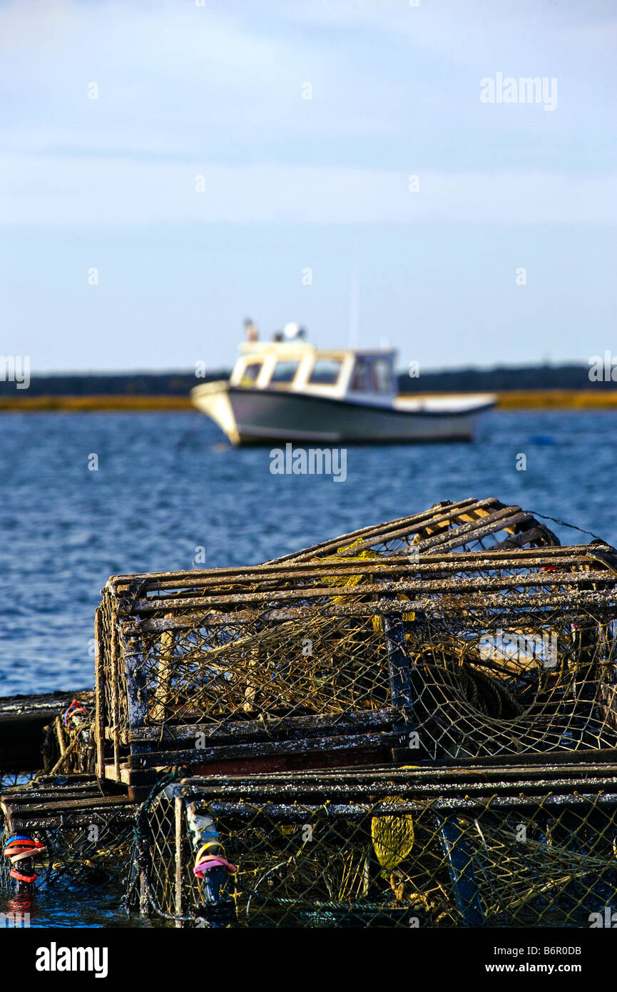Les casiers à homard en bois et en bateau Port Orleans Nauset Cape Cod, MA USA Banque D'Images