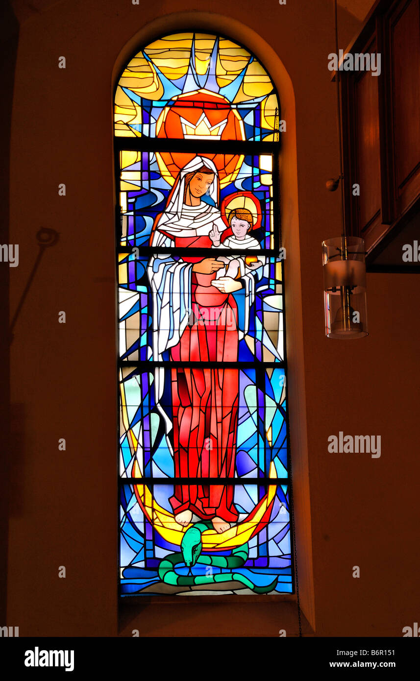 Vitrail montrant Saint Marie et Jésus comme un enfant, à St Maria Geburt Église, Elsdorf, au nord ouest de l'Allemagne Banque D'Images