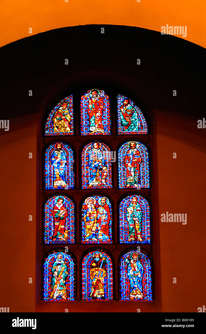Les murs et les vitraux montrant les douze apôtres à l'église St Maria Geburt au nord ouest de l'Allemagne Banque D'Images