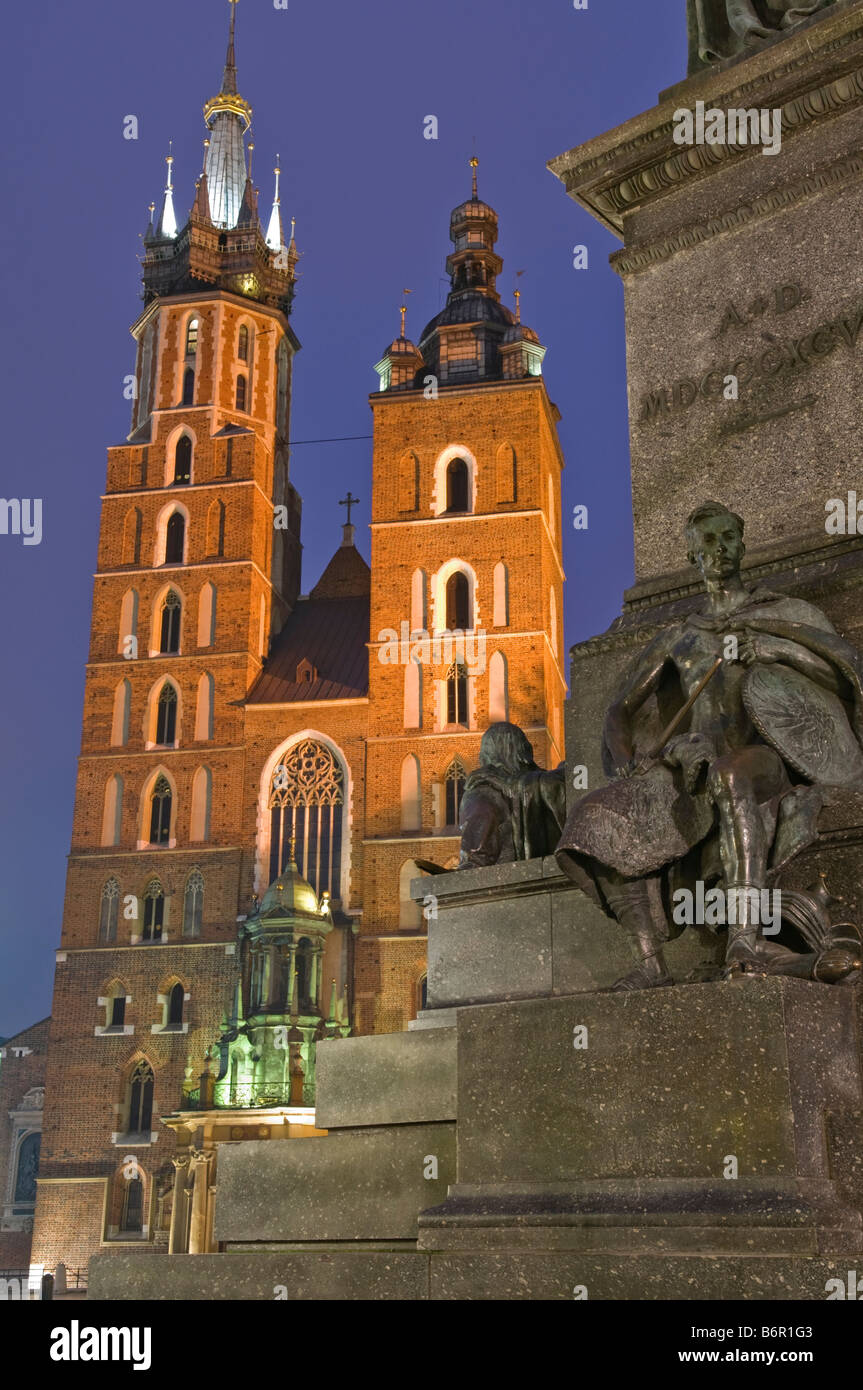 Eglise St Mary et Adam Mickiewicz statue Krakow Pologne Banque D'Images