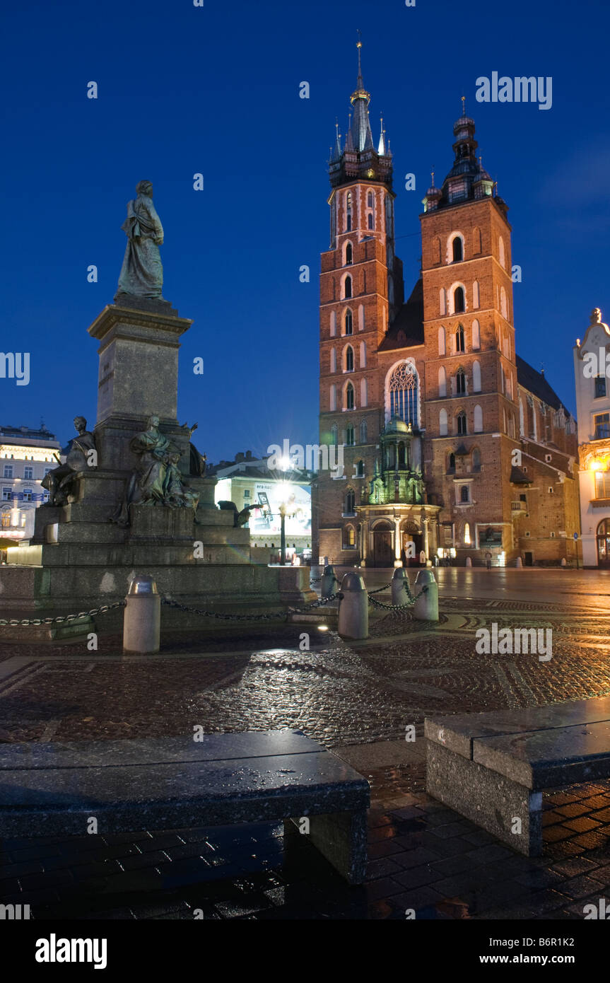 Eglise St Mary et Adam Mickiewicz statue Krakow Pologne Banque D'Images