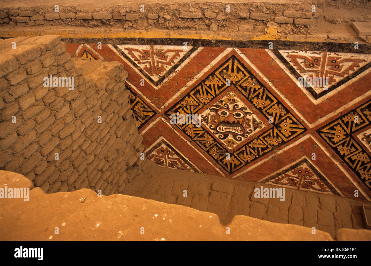 Niveau inférieur de dieu frise Moche Ai Apaec ou ' l ' Decapitator, Huaca de la Luna, près de Trujillo, Pérou Banque D'Images