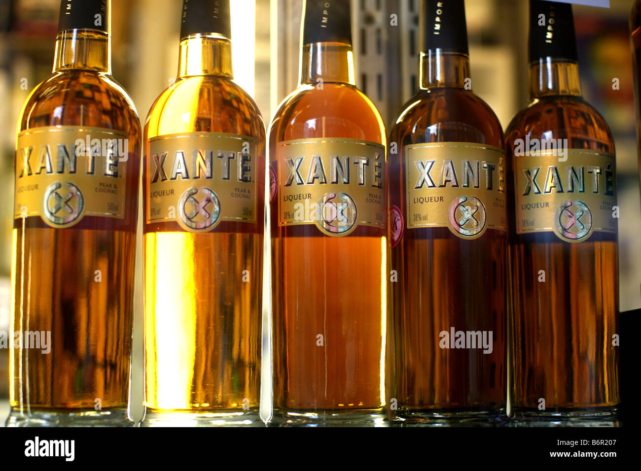 Bouteilles de liqueur de poire cognac Xante Photo Stock - Alamy