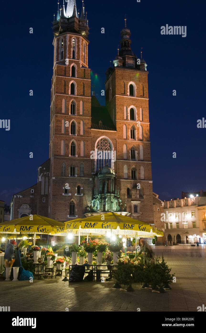 L'église St Mary et stands de fleurs Pologne Cracovie Banque D'Images