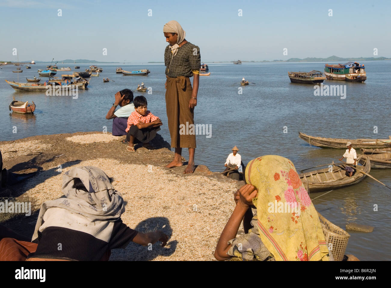 Le Nord de Sittwe Rakhaing province Birmanie femmes avec le séchage du poisson Banque D'Images