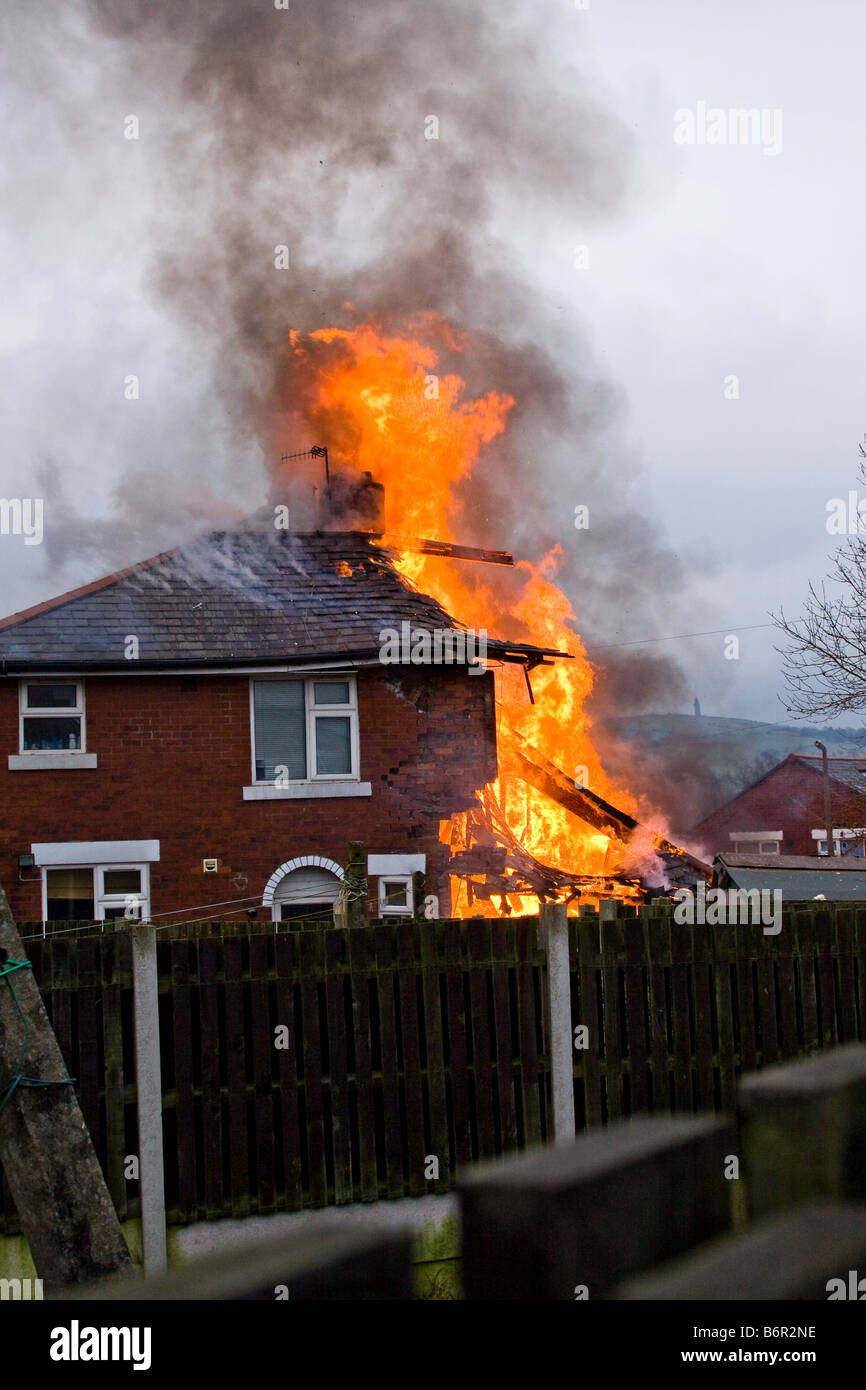 Feu à la maison détruite dans une explosion de bouteille de gaz Photo Stock  - Alamy