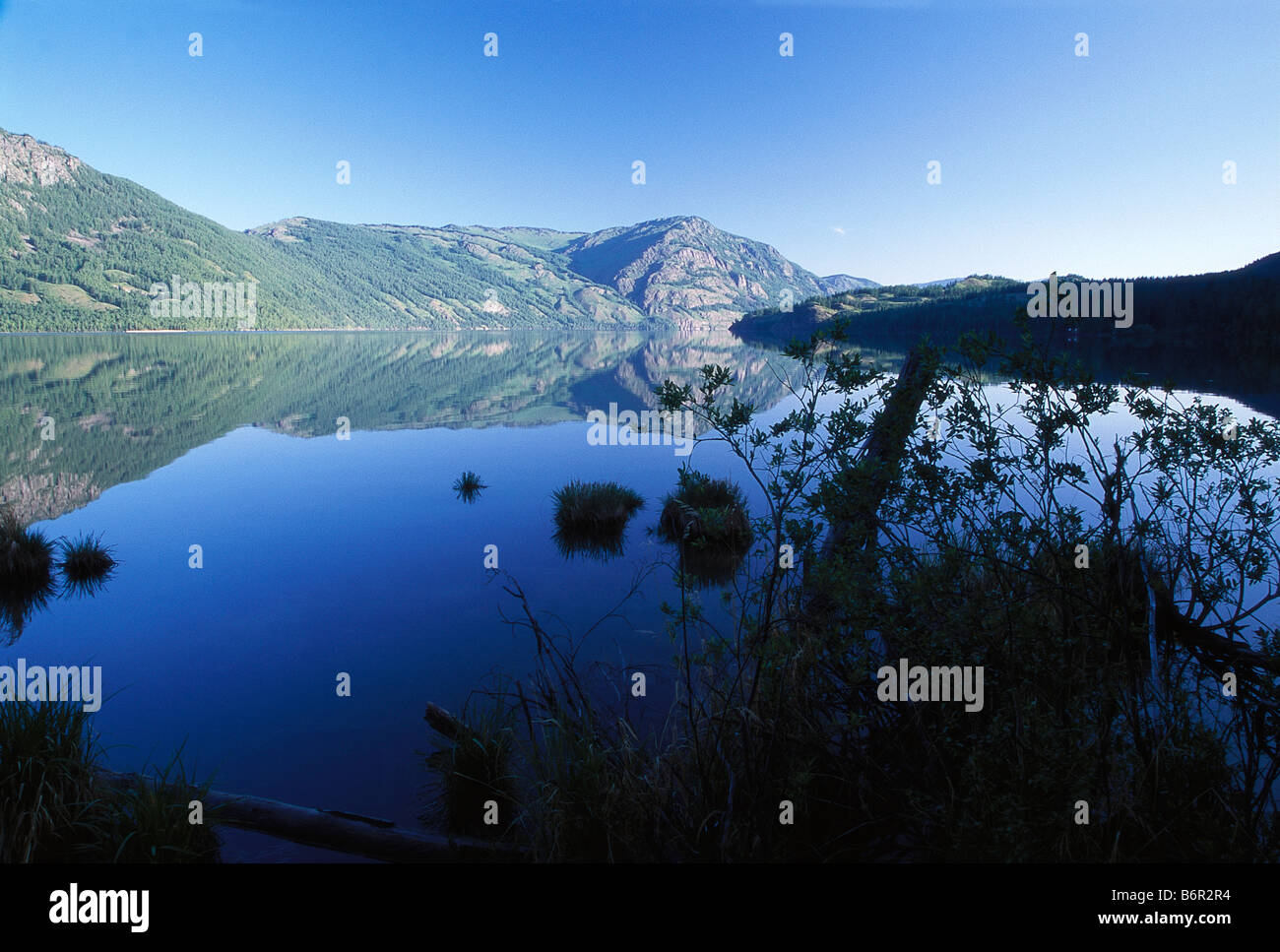 Le lac Kanas et montagnes en Kanas, Parc National des Montagnes de l'Altaï, Xinjiang, Chine Banque D'Images