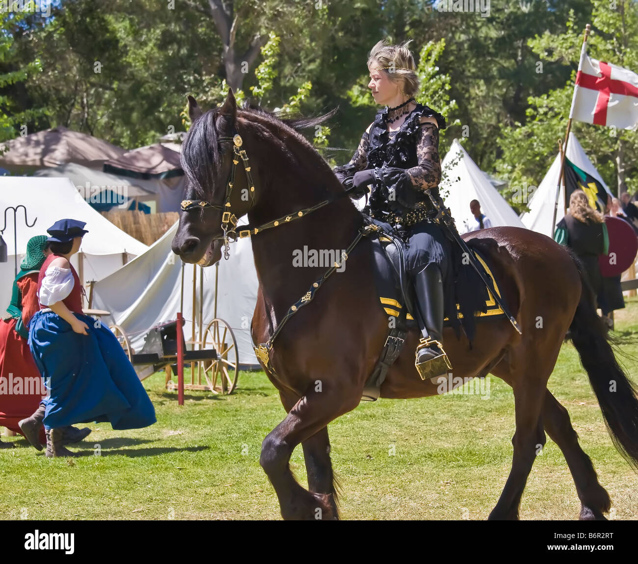 Femme à cheval à l'Escondido à faire Renaissance Felicita Park à Escondido CA US Banque D'Images
