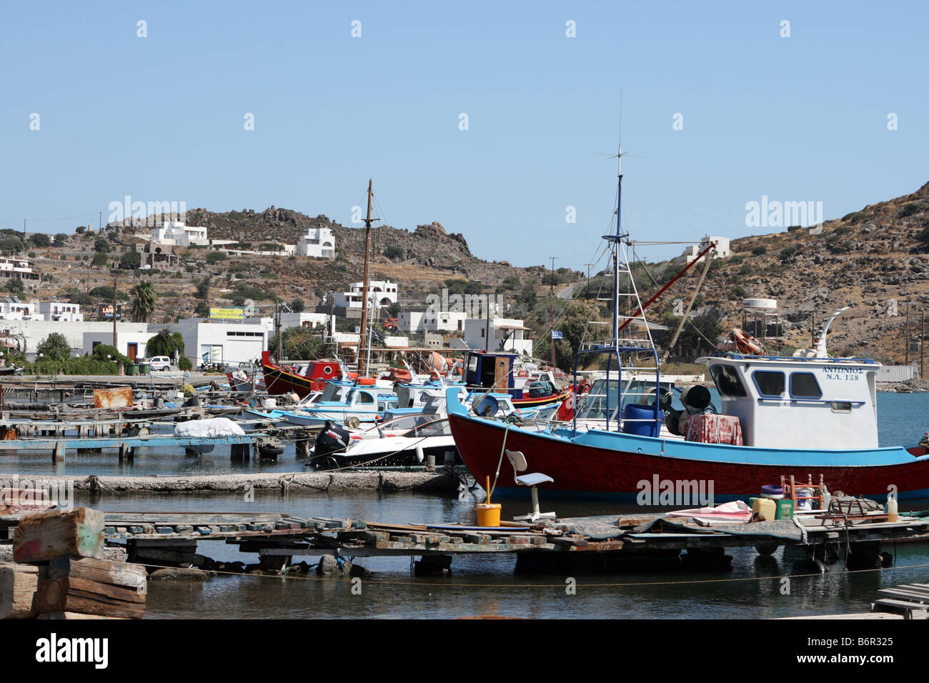 L'amarrage des bateaux de pêche au port de Skala patmos Dodécanèse, Grèce Banque D'Images