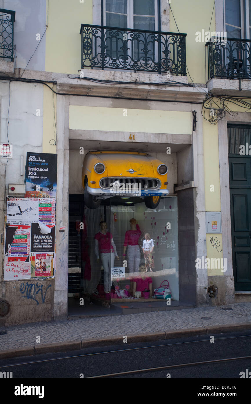 Une ancienne boutique à Lisbonne avec l'avant d'une New York au-dessus de la porte de la cabine Banque D'Images