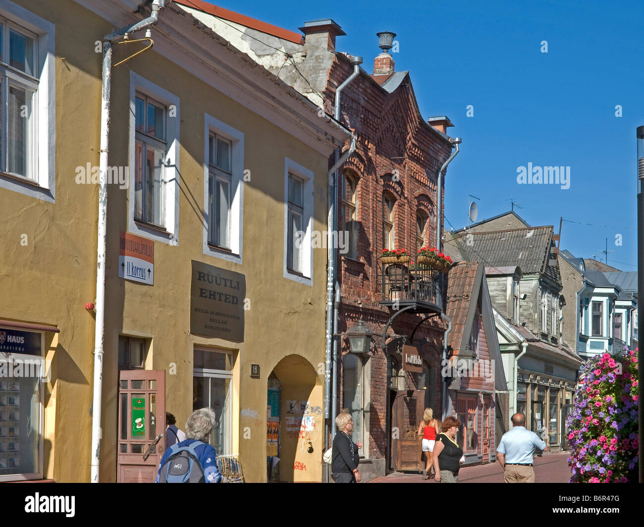 Décorées avec des fleurs zone pedestrean rue commerçante avec beaucoup de gens dans le centre-ville ville Rüütli Pärnu Estonie Banque D'Images