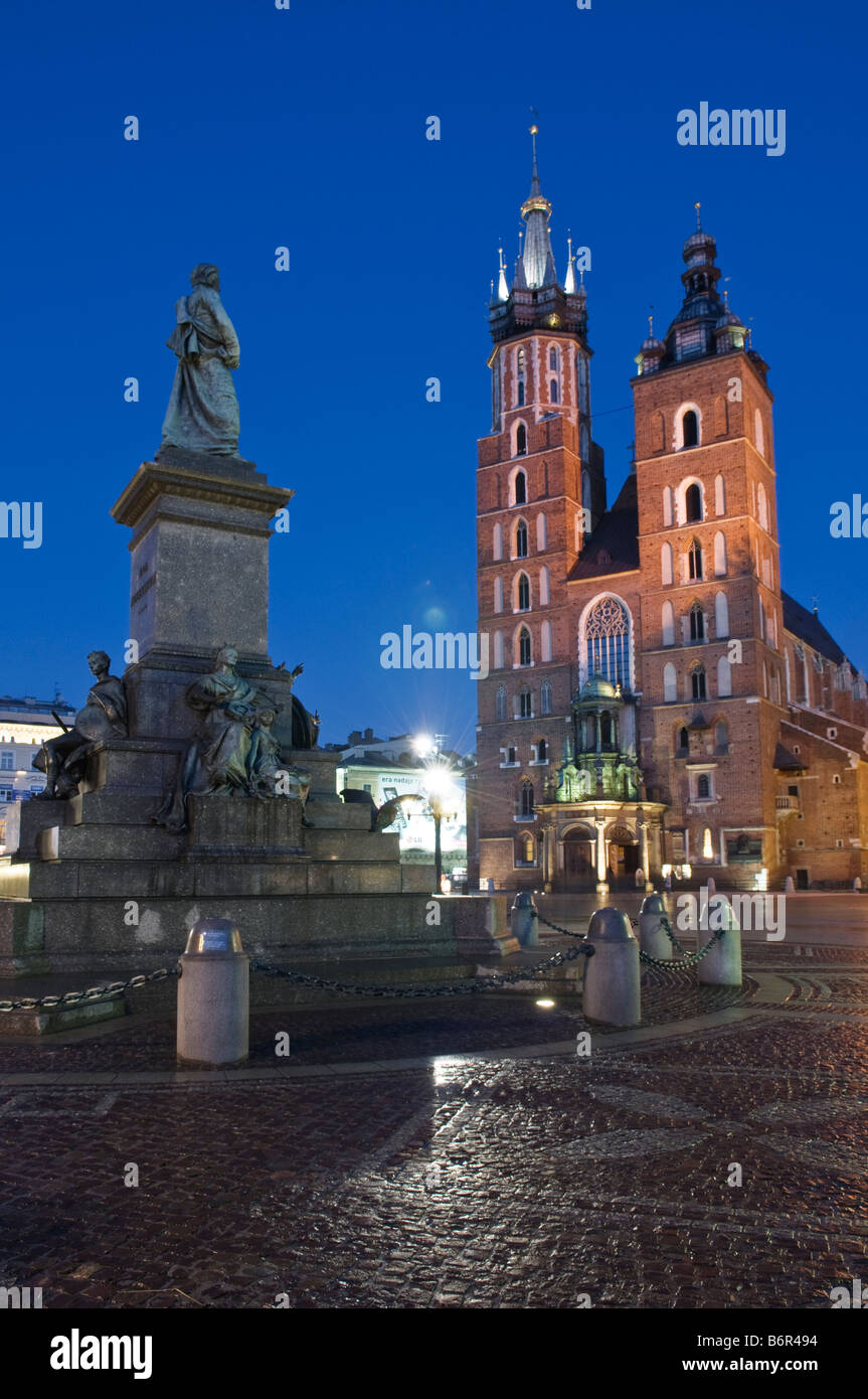 Eglise St Mary et Adam Mickiewicz statue Krakow Pologne Banque D'Images