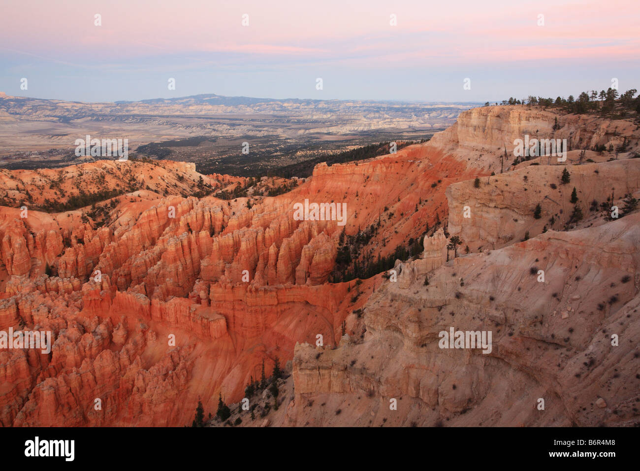 La couleur tombée du ciel sur la vallée, Bryce National Park, Utah, USA Banque D'Images