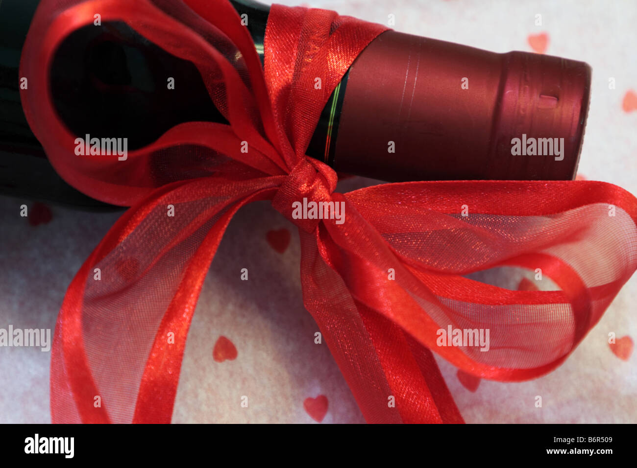 Vin rouge avec ruban et coeur avec du papier d'emballage pour la Saint-Valentin Banque D'Images