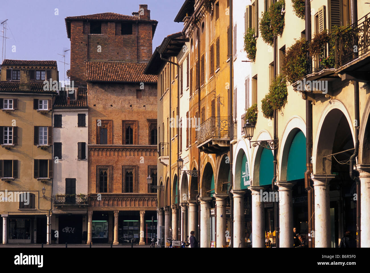 Piazza delle Erbe à Mantoue avec Casa del Mercante en Italie Lombardie centre Banque D'Images