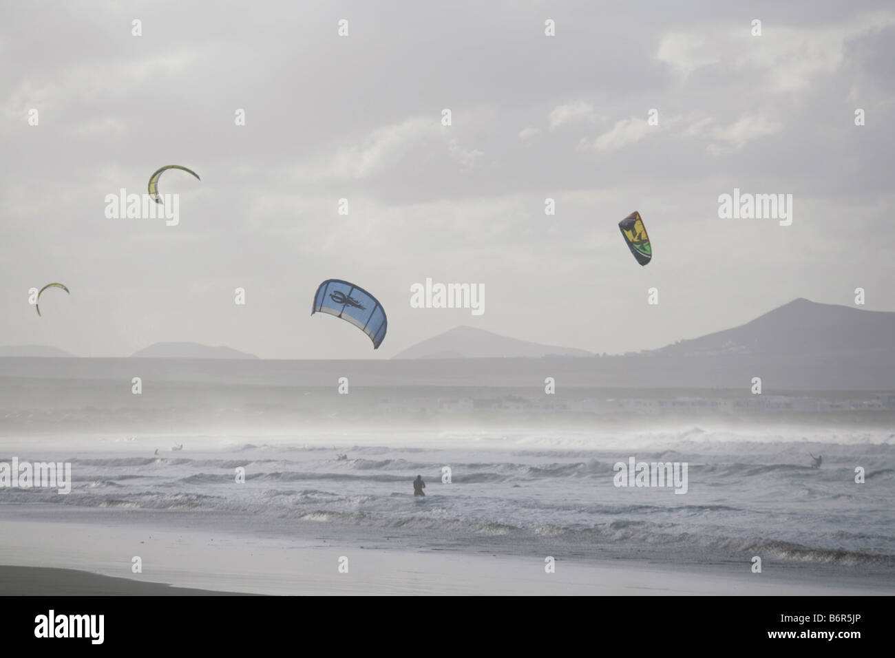 Kite sufing dans la plage de Famara, Lanzarote Banque D'Images