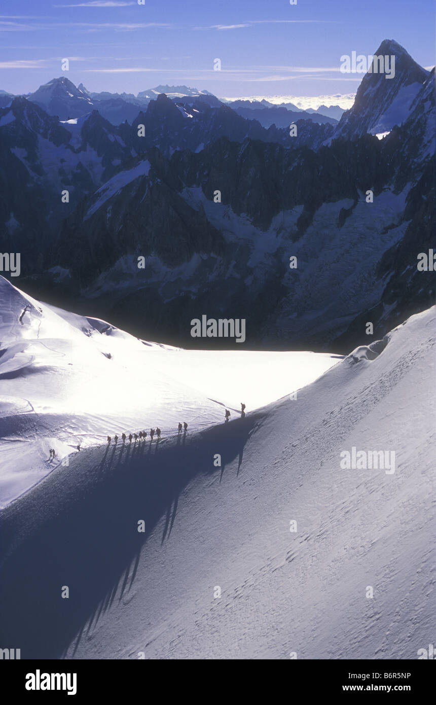 Les grimpeurs en ordre décroissant de l'Aiguille du Midi au-dessus de Chamonix dans le massif du Mont Blanc France Banque D'Images
