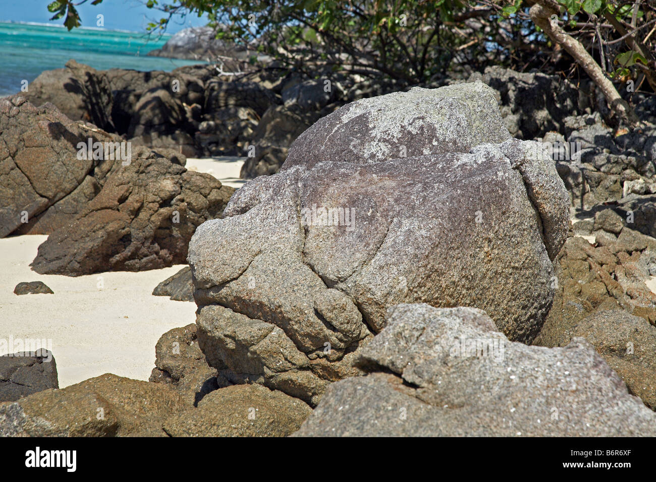 Grande tête de pierre skurril naturel étendu sur la plage de l'ile aux Nattes Banque D'Images