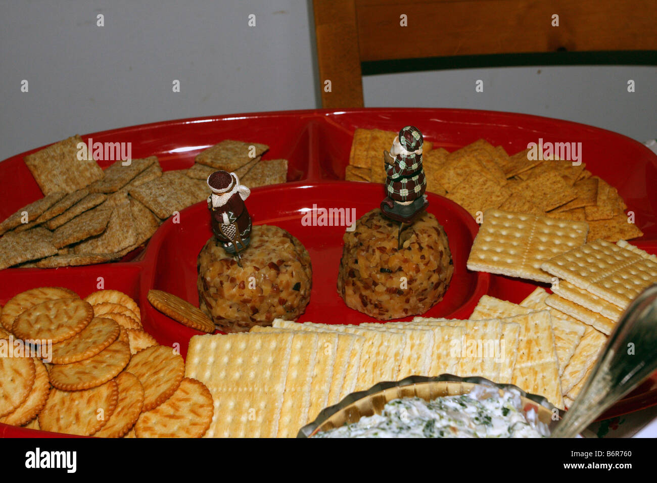 Assortiment de boules de fromage et craquelins sur rouge. Banque D'Images