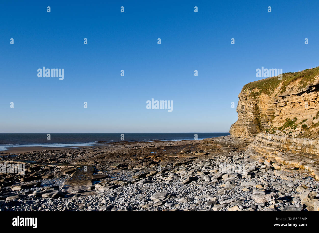 Les falaises de grès de Dunraven Bay dans la vallée de Glamorgan au Pays de Galles. Banque D'Images