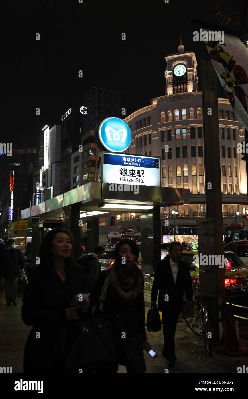 Ginza Station de métro de Tokyo sur le côté de la tour de l'horloge sur Wako haut de la Wako Department store Banque D'Images