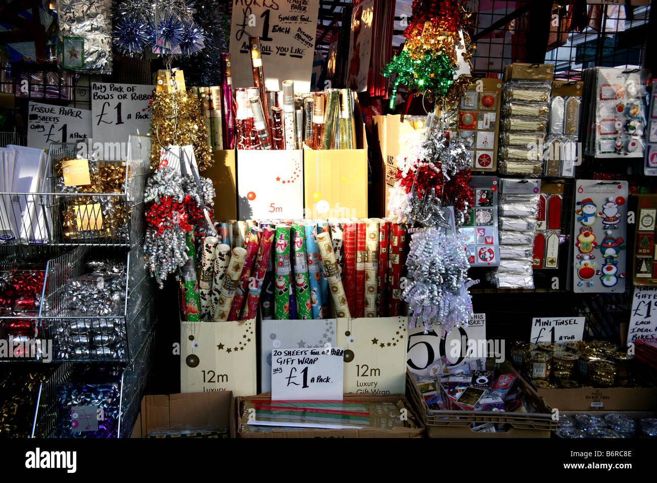 Emballages et décorations de Noël à Londres street market Banque D'Images
