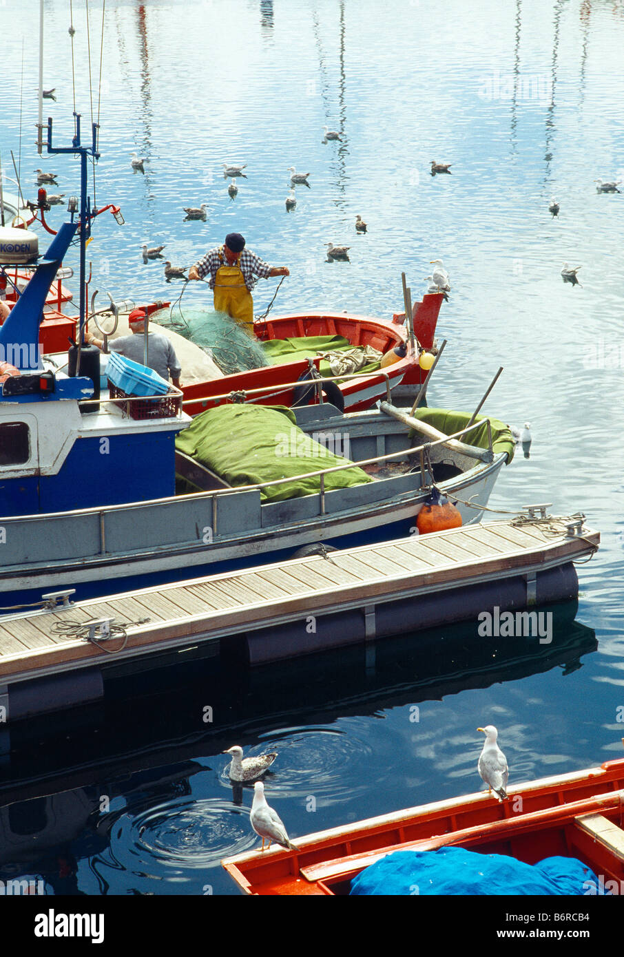 Les pêcheurs sur le bateau à quai. La Coruña. La Galice. L'Espagne. Banque D'Images