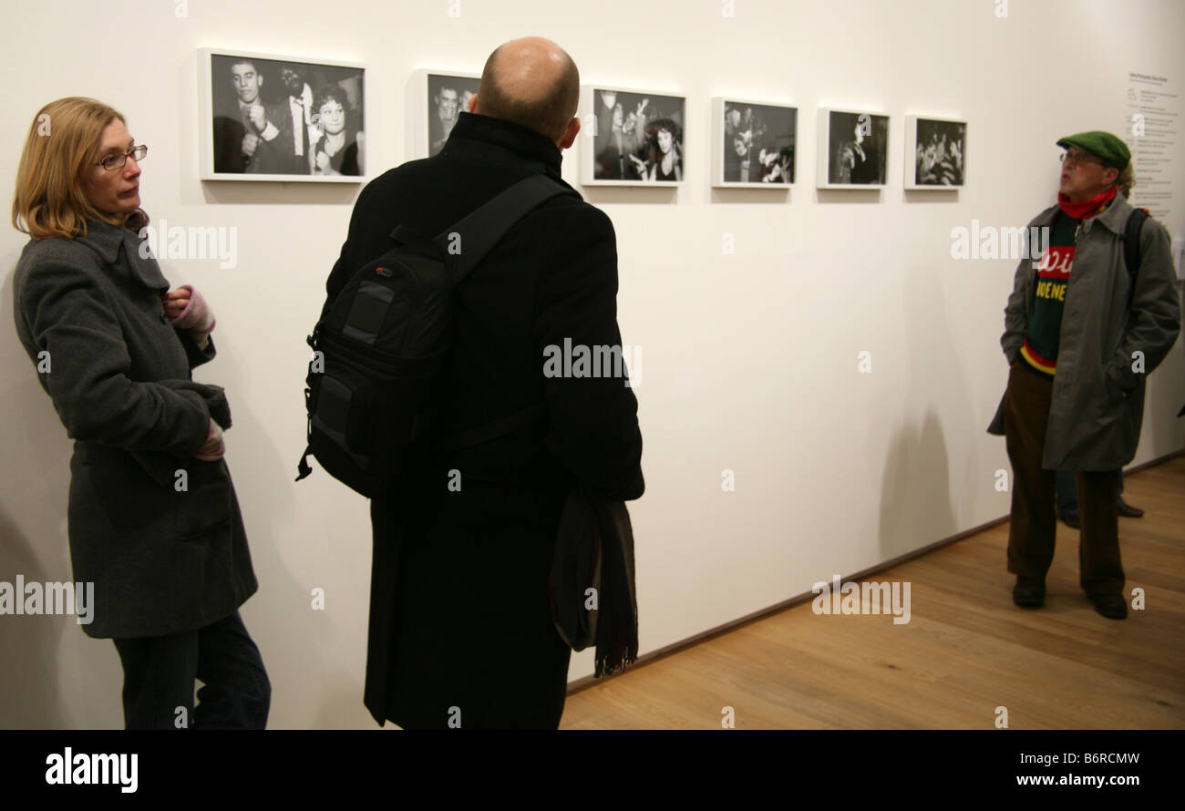 Les visiteurs regarder les photos de Soho par le réalisateur Ken Russell dans les nouveaux locaux de la Photographers Gallery de Londres W1 Banque D'Images