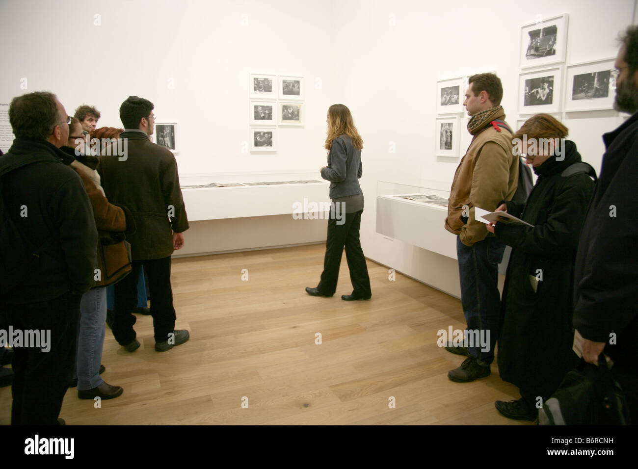 Les visiteurs sont tour donné des nouveaux locaux de la Photographers Gallery de Londres W1 Banque D'Images
