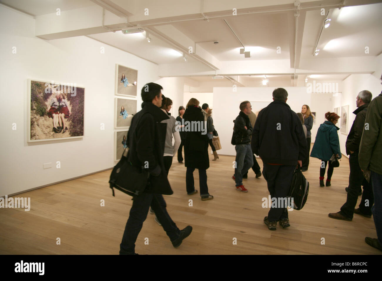 Les visiteurs sont tour donné des nouveaux locaux de la Photographers Gallery de Londres, W1 Banque D'Images