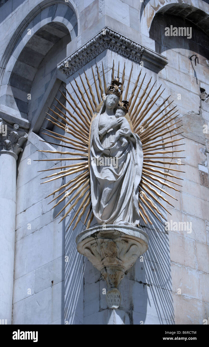 Statue de Vierge à l'enfant San Michele in Foro Lucca Toscane Banque D'Images