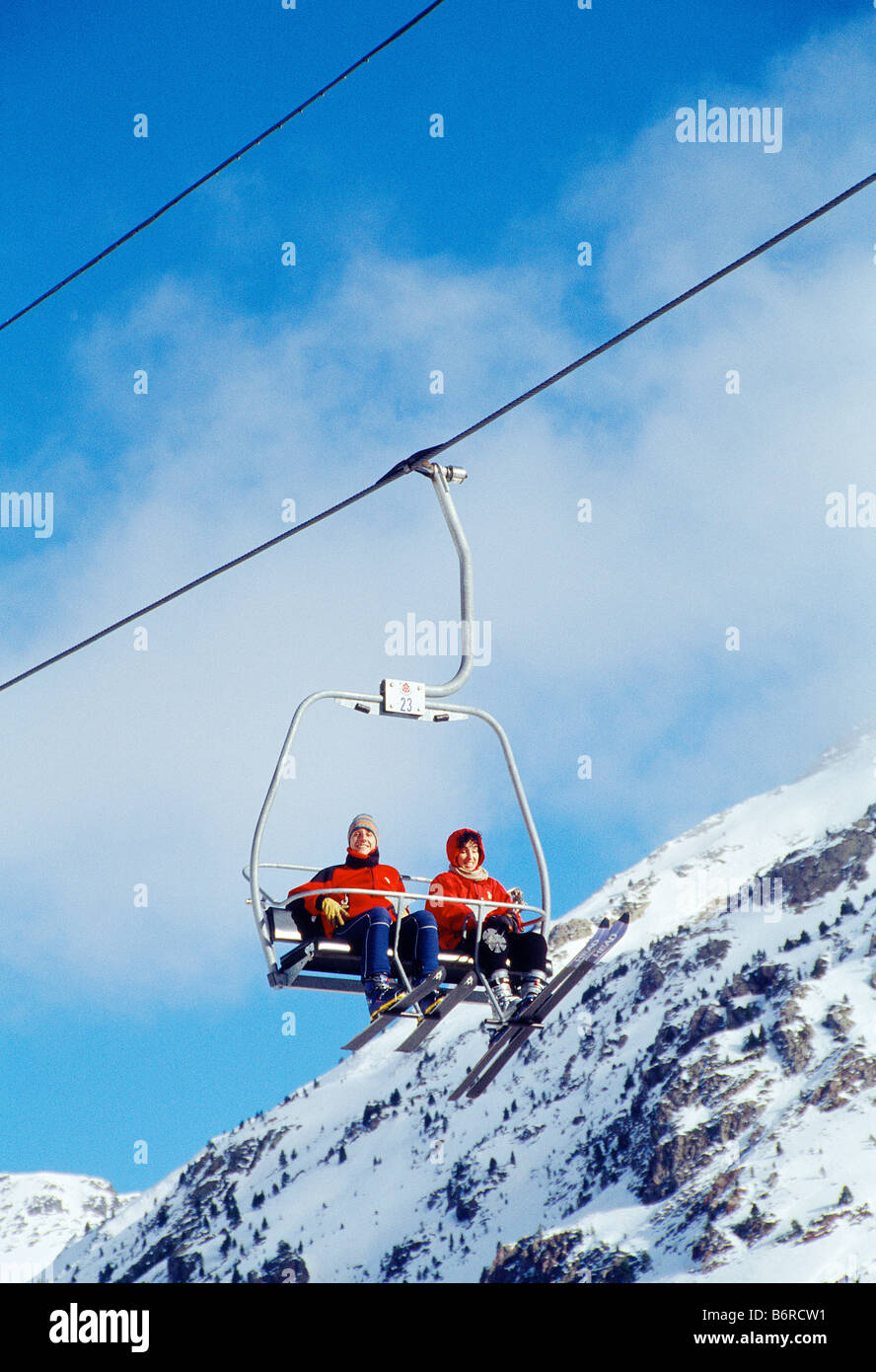 Couple de skieurs sur le télésiège. La station de ski. La province d'Huesca. L'Aragon. L'Espagne. Banque D'Images