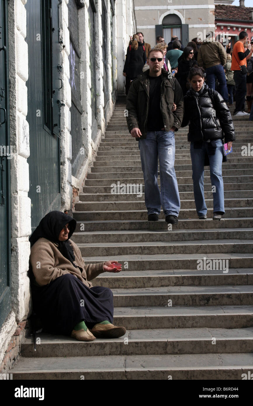 Mendiant sur le pont du Rialto, Venise, Italie. Banque D'Images