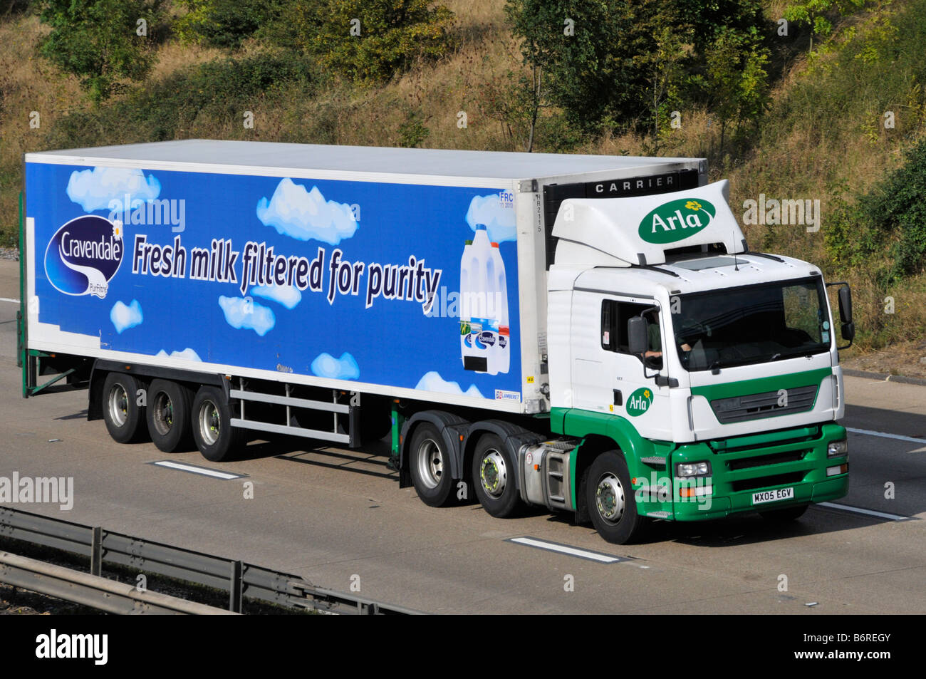 Autoroute M25, le lait frais et remorque articulé camion Arla Foods Banque D'Images