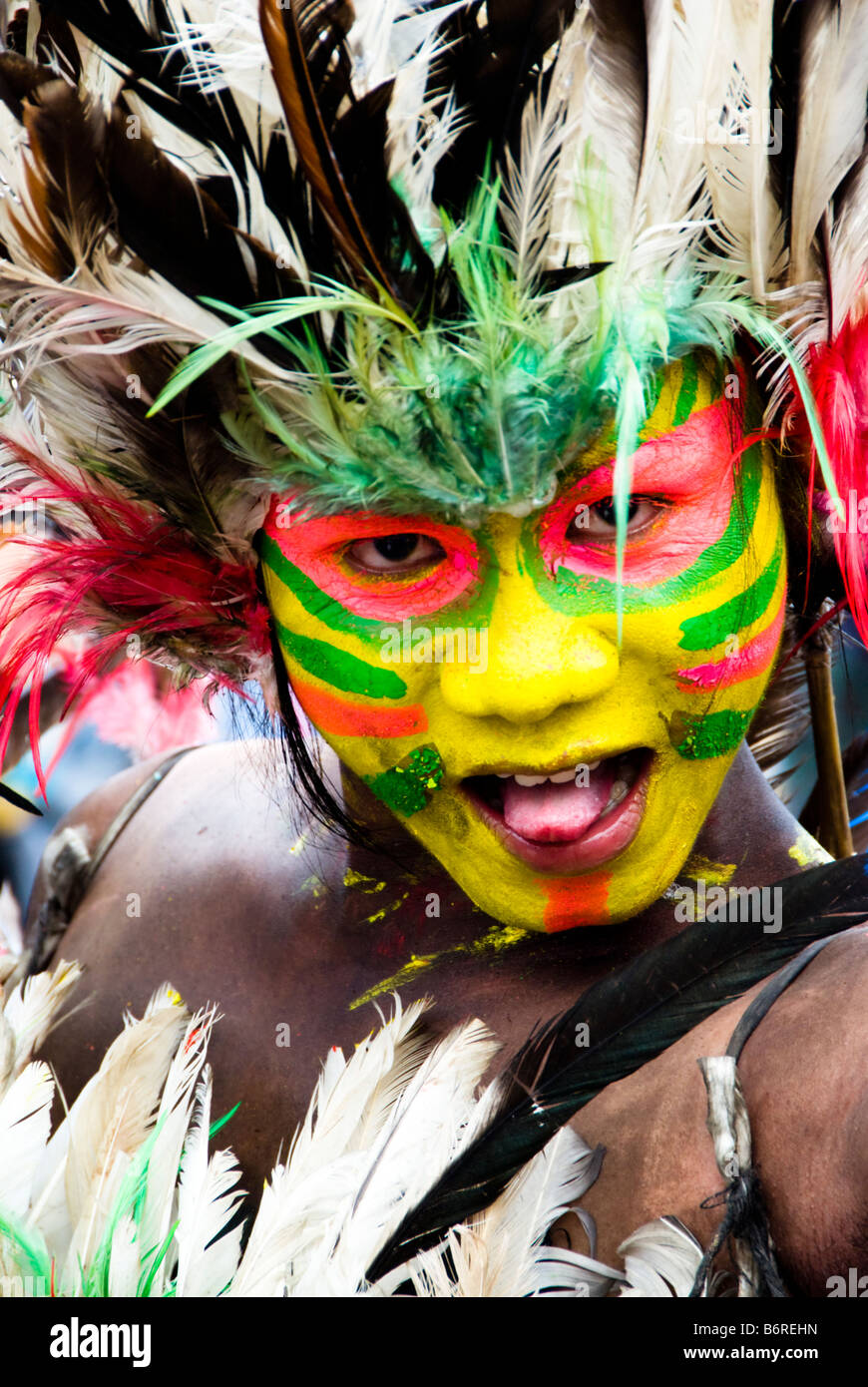 Danseuse Tribal avec une peinture pour le visage à l'Ati-Atihan festival Banque D'Images