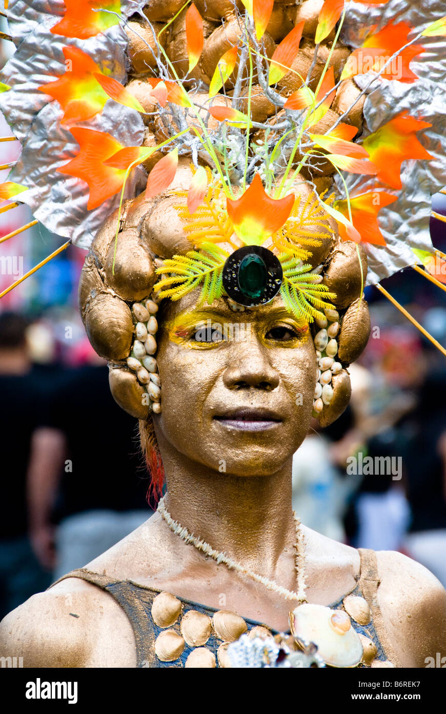 Danseuse Tribal avec coiffe et colorés à la peinture du corps d'or festival Ati-Atihan Banque D'Images