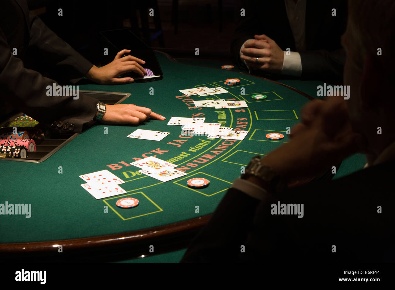 Mains de croupier et joueurs à table casino jouer au black jack Banque D'Images