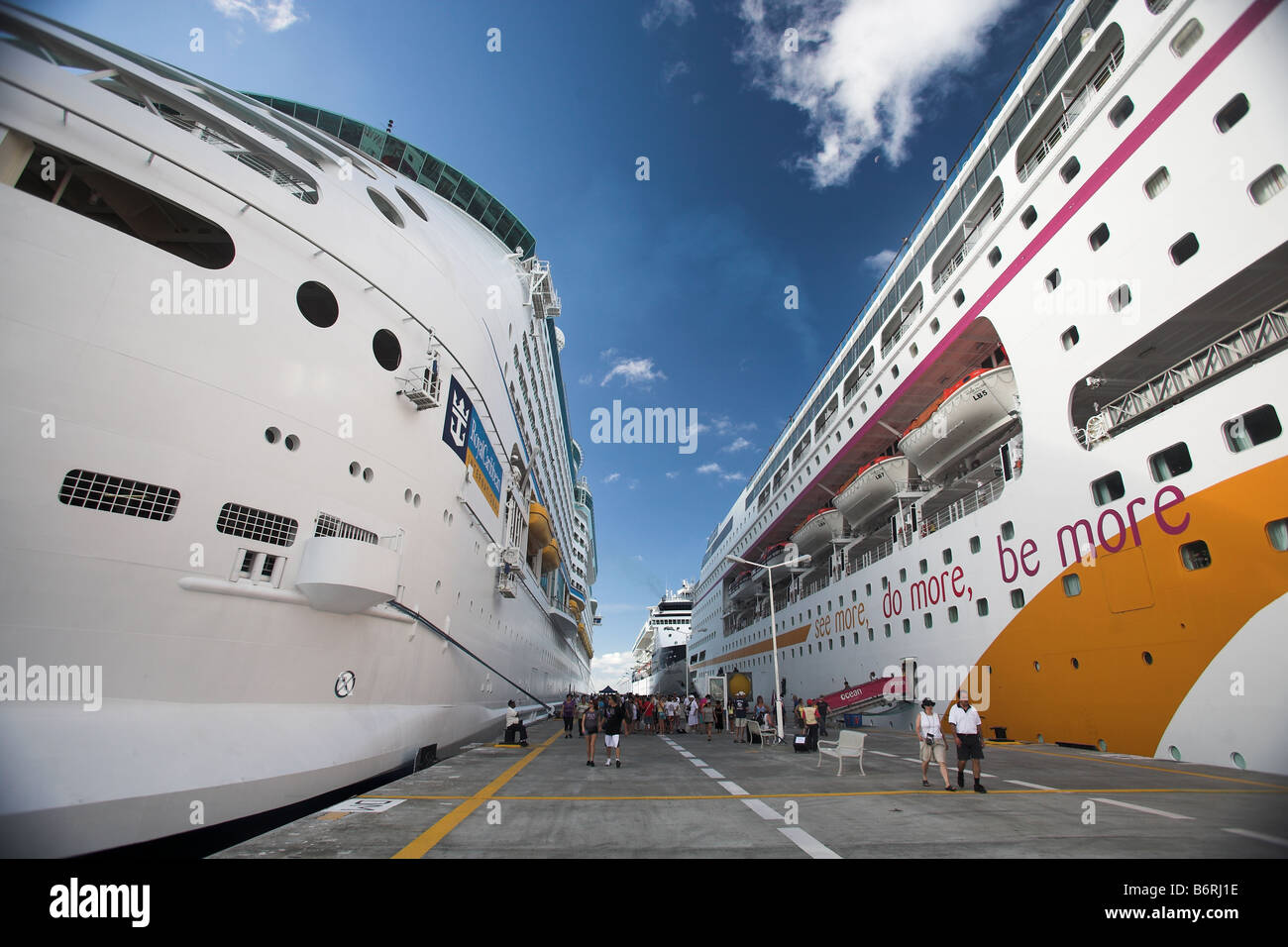 Les passagers débarquent à partir de deux navires de croisière amarré à Sainte-Lucie dans les Caraïbes, Antilles Banque D'Images