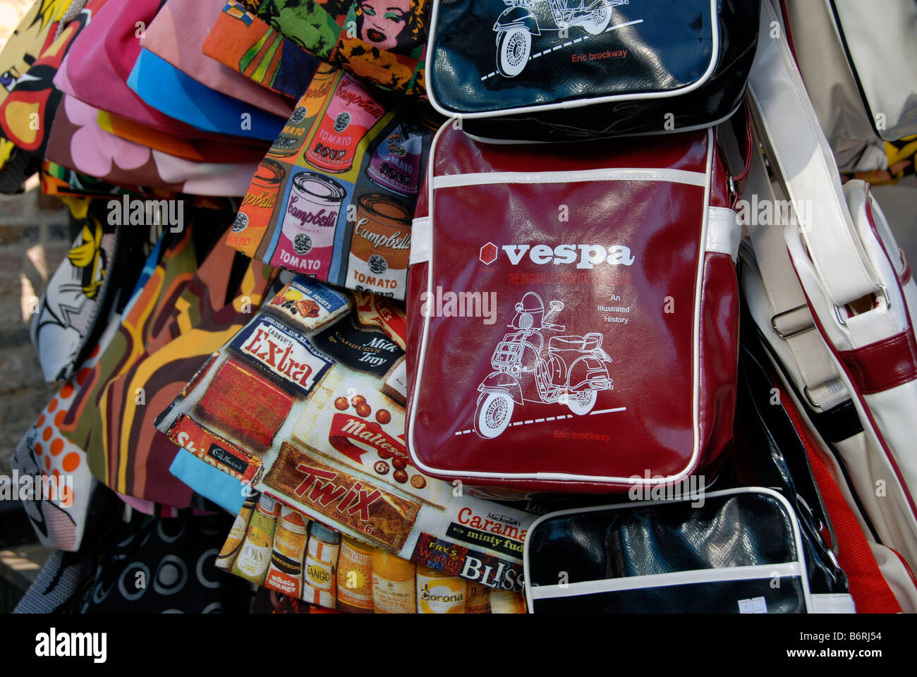 Sacs Vespa sur la vente au marché de Camden London UK Banque D'Images