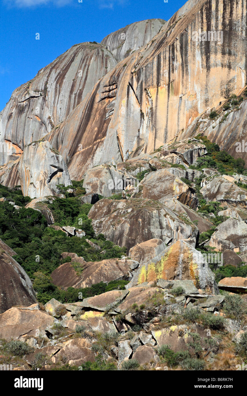 Ridée gros rocher dans la réserve nationale Anja parc près d'Ambalavao Fianarantsoa Madagascar accueil de lémuriens Banque D'Images