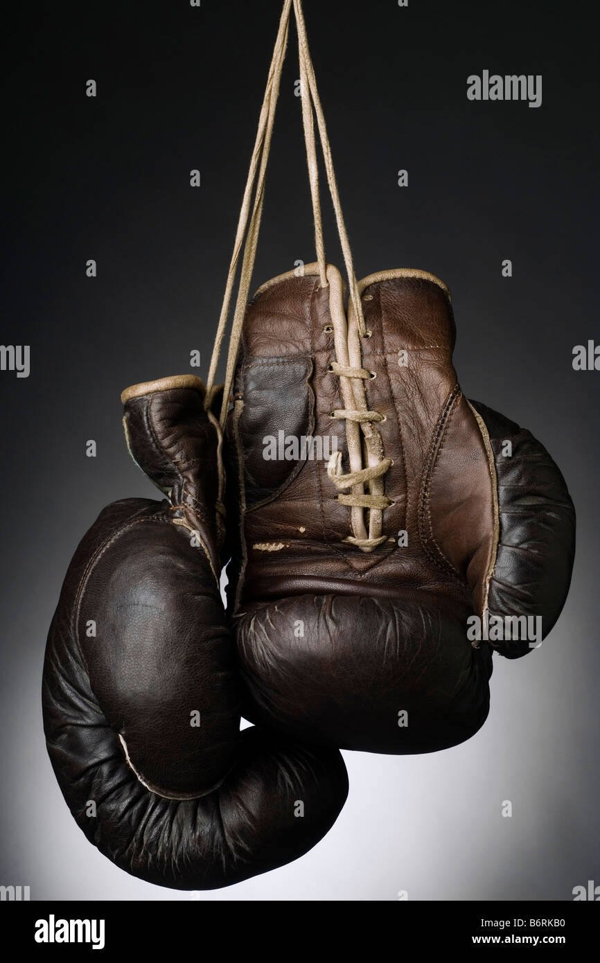 Gants de boxe suspendu par la chaîne Banque D'Images