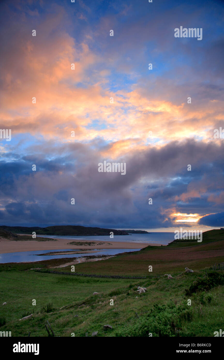 L'été paysage Coucher de soleil sur la baie d'Torrisdale Bettyhill village North West Highlands d'Ecosse UK Banque D'Images