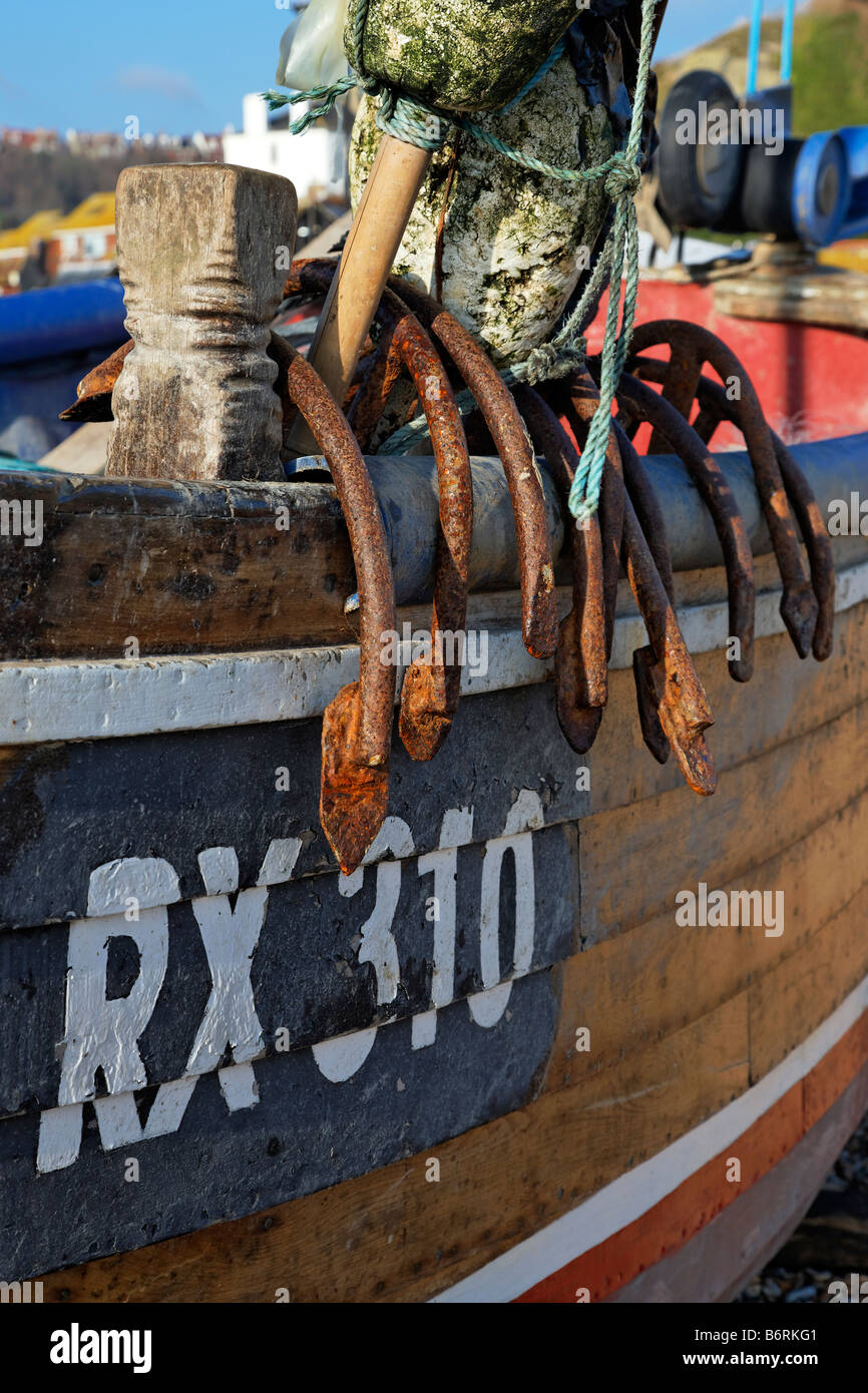 Rusty les hameçons sur le côté d'un vieux bateau à Hastings Banque D'Images