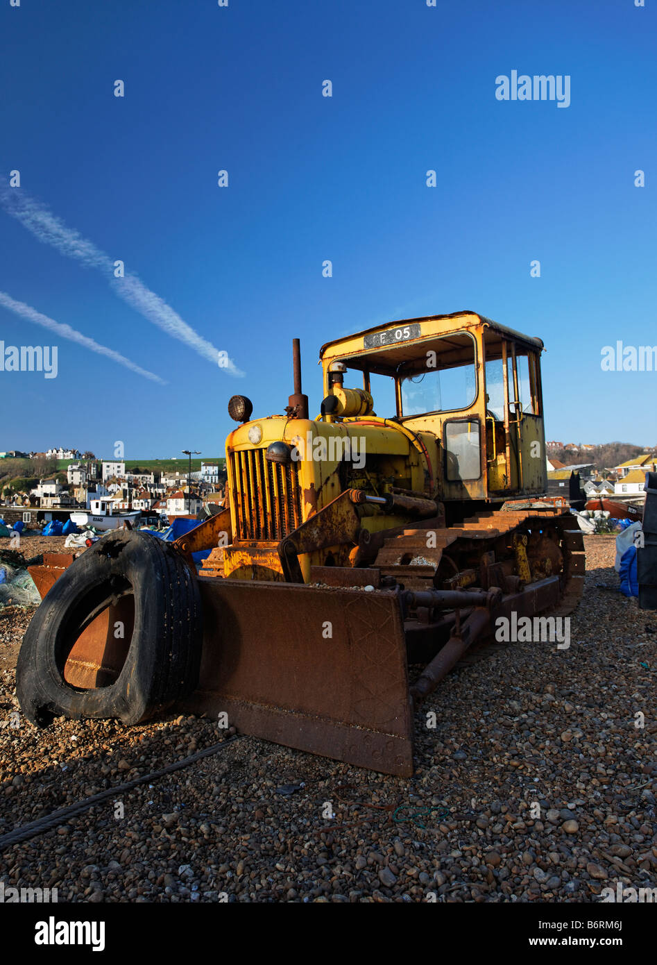 Un vieux bulldozer de rouille sur Hastings Beach Banque D'Images