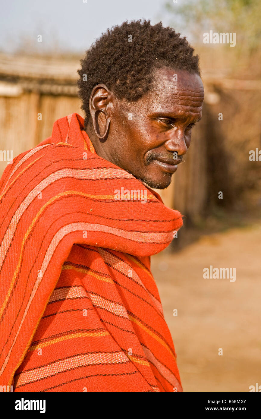 Homme africain dans village près de parc Masai Mara Kenya Afrique Banque D'Images