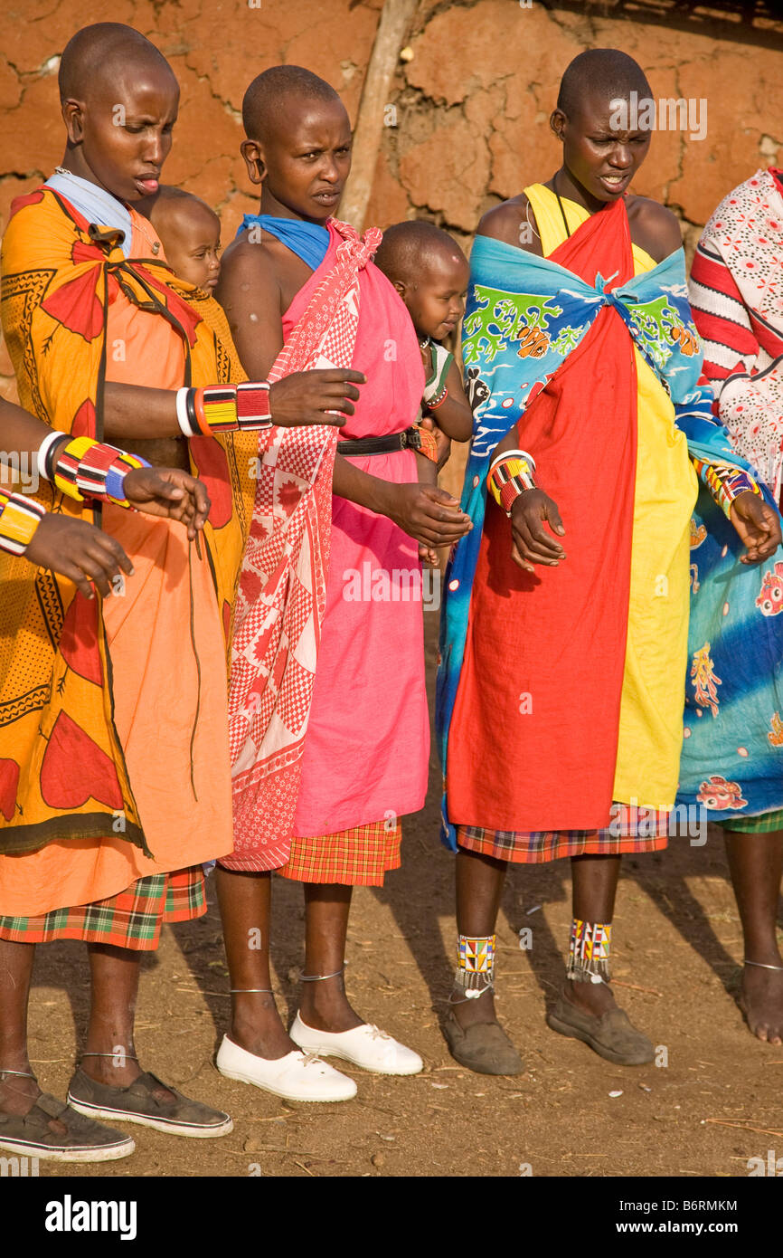 Les femmes du village près de parc Masai Mara Kenya Afrique Banque D'Images
