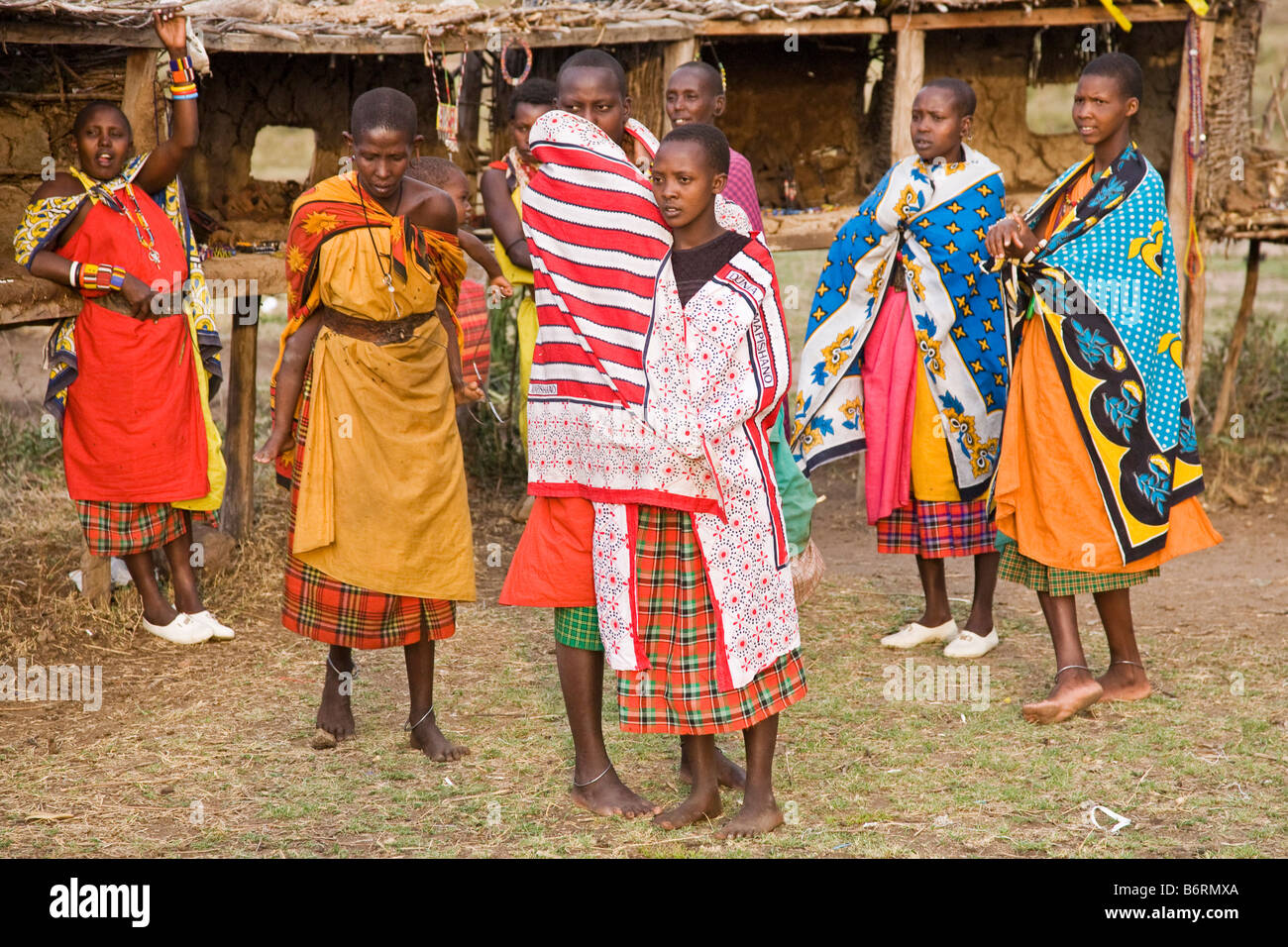 Rencontre des villageois, Masai Mara Game Park Kenya Afrique Banque D'Images