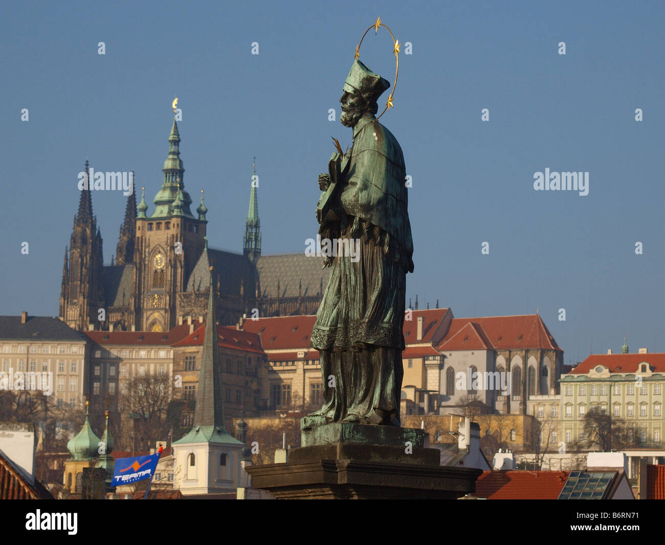 Voir avec statue sur des toits du château de Prague et la Cathédrale St Vitus St Prazsky Hrad Hradcany Banque D'Images