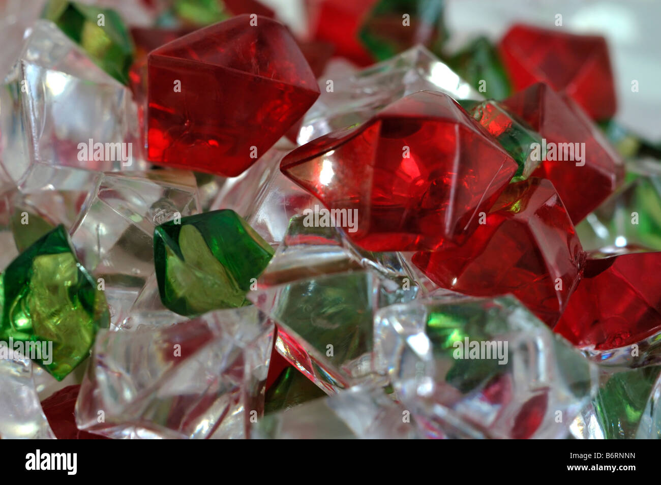 Libre de couleurs rouge, vert, et les cristaux en plastique transparent Banque D'Images