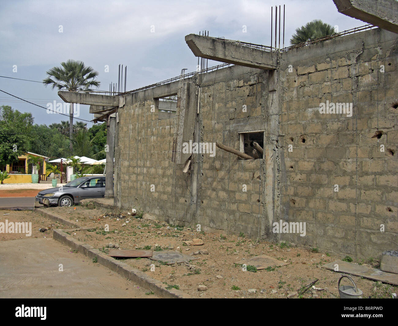 Pratiques de travail dangereuses sur un chantier en Gambie en Afrique de l'Ouest. Banque D'Images